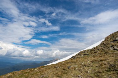 Karda bahar dağları ve yeşil çimenler. Ukrayna 'daki Karpatlar' ın güzel manzarası.