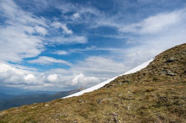 Karda bahar dağları ve yeşil çimenler. Ukrayna 'daki Karpatlar' ın güzel manzarası.