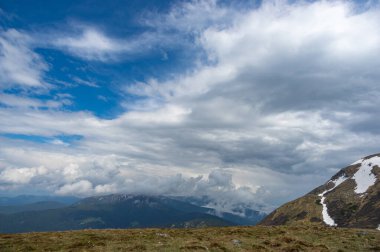 Ukrayna 'daki Karpat dağlarında yeşil çayır ve mavi gökyüzü. Güzel manzara.