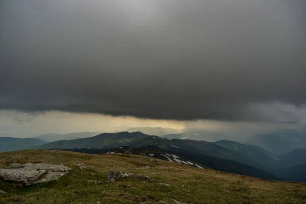 Βροχερός Και Ομιχλώδης Καιρός Στα Καρπάθια Βουνά Καλοκαίρι Ορεινό Τοπίο — Φωτογραφία Αρχείου