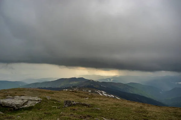 여름철에는 카르파티아 산맥에 비구름 — 스톡 사진