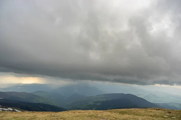 Σύννεφο Βροχής Και Τοίχος Βροχής Στα Καρπάθια Βουνά Καλοκαίρι — Φωτογραφία Αρχείου