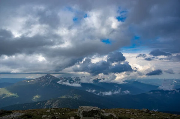 Monte Hoverla Las Nubes Después Lluvia Paisaje Cárpatos —  Fotos de Stock