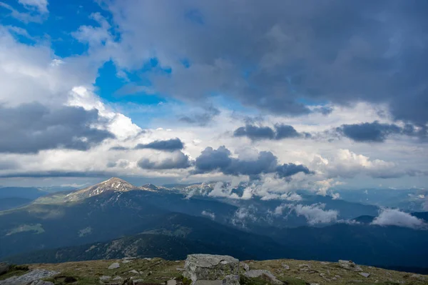 Góra Hoverla Chmurach Deszczu Krajobraz Karpacki — Zdjęcie stockowe