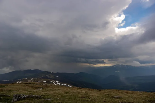 Σύννεφο Βροχής Και Τοίχος Βροχής Στα Καρπάθια Βουνά Καλοκαίρι — Φωτογραφία Αρχείου