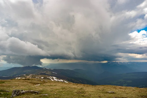 Yazın Karpatya dağlarında yağmur bulutu ve yağmur duvarı