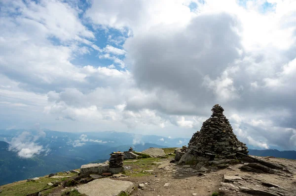 Stos Kamieni Szczycie Góry Karpatach Lecie Ukrainie — Zdjęcie stockowe
