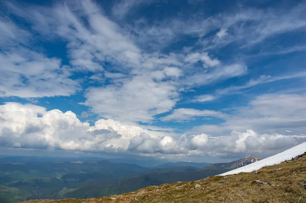 Montanhas Primavera Neve Grama Verde Belo Panorama Das Montanhas Dos — Fotografia de Stock