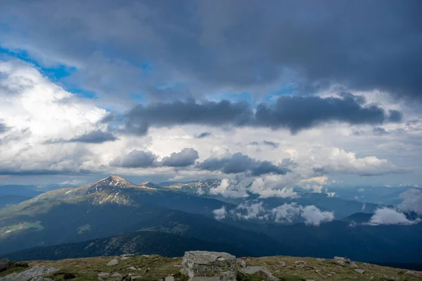 雨后云中的胡佛拉山 喀尔巴阡山景观 图库图片