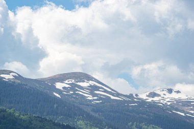Ukrayna 'daki Karpat dağlarının zirveleri. Dağ manzarası. Masaüstü duvar kağıdı.