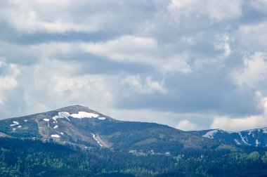 Ukrayna 'daki Karpat dağlarının zirveleri. Dağ manzarası. Masaüstü duvar kağıdı.