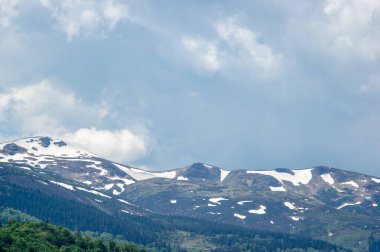 Ukrayna 'daki Karpat dağlarının zirveleri. Dağ manzarası. Masaüstü duvar kağıdı.
