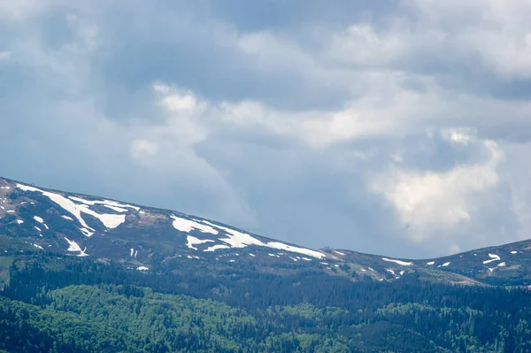 우크라 이나의 카르파티아 산맥에 봉우리들 데스크톱 — 스톡 사진
