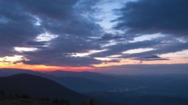 Karpat Dağları 'nda güzel renkli günbatımı. 4K yaz zamanı. Güzel doğa manzarası