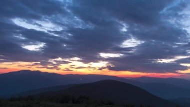 Karpat Dağları 'nda güzel renkli günbatımı. 4K yaz zamanı. Güzel doğa manzarası