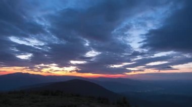 Karpat Dağları 'nda güzel renkli günbatımı. 4K yaz zamanı. Güzel doğa manzarası