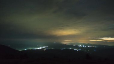 Karpatlar 'da gece ve şafak vakti Yazın sisli, zaman akıp gidiyor