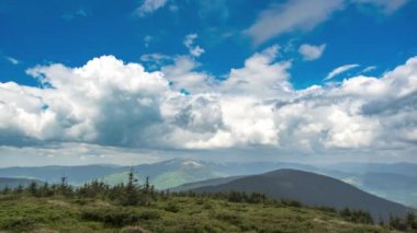 Karpatlar 'da bir yaz gününde gökyüzünde beyaz bulutlar, zaman kavramı