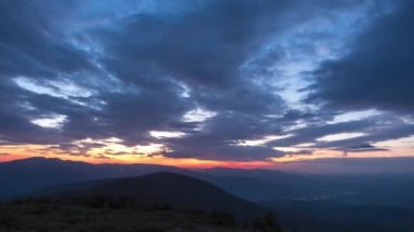 Karpat Dağları 'nda güzel renkli günbatımı. 4K yaz zamanı. Güzel doğa manzarası