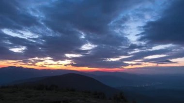 Karpat Dağları 'nda güzel renkli günbatımı. 4K yaz zamanı. Güzel doğa manzarası