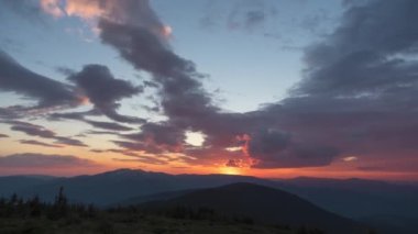 Karpat Dağları 'nda güzel renkli günbatımı. 4K yaz zamanı. Güzel doğa manzarası