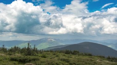Karpatlar 'da bir yaz gününde gökyüzünde beyaz bulutlar, zaman kavramı