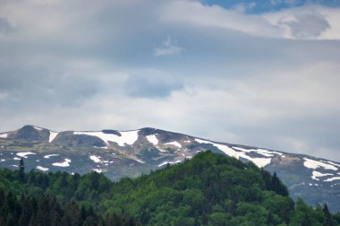 Ukrayna 'daki Karpat dağlarının zirveleri. Dağ manzarası