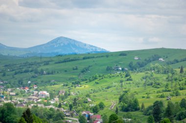 Yazın Ukrayna Karpatlarının Yasinia köyü, çok güzel bir manzara.