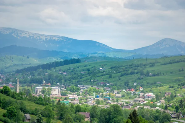 夏のウクライナのCarpathianのヤシニア村 美しい風景 — ストック写真