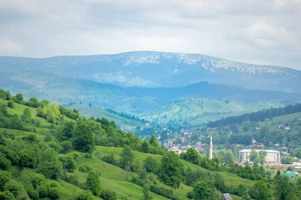 夏のウクライナのCarpathianのヤシニア村 美しい風景 — ストック写真