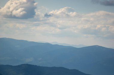 Karpat Dağları 'ndaki bir dağ sırasındaki sis. Güzel manzara