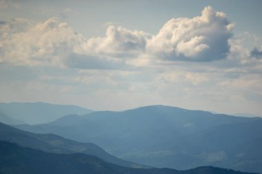Karpat Dağları 'ndaki bir dağ sırasındaki sis. Güzel manzara