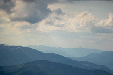 Karpat Dağları 'ndaki bir dağ sırasındaki sis. Güzel manzara