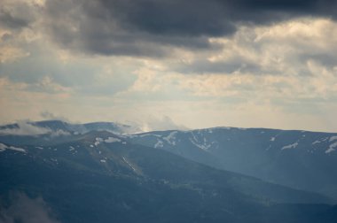 Karpat Dağları 'ndaki bir dağ sırasındaki sis. Güzel manzara