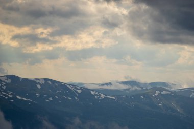 Karpat Dağları 'ndaki bir dağ sırasındaki sis. Güzel manzara