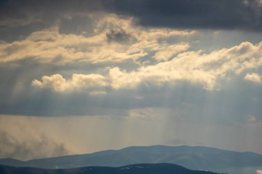 Karpat Dağları 'ndaki bir dağ sırasındaki sis. Güzel manzara