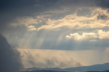 Karpat Dağları 'ndaki bir dağ sırasındaki sis. Güzel manzara