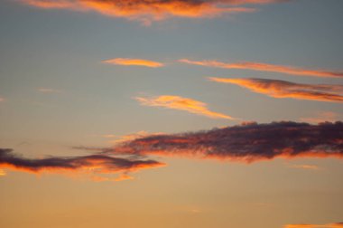 Alacakaranlıkta güzel turuncu gökyüzü, akşam manzarası