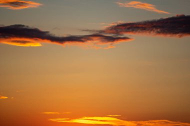 Alacakaranlıkta güzel turuncu gökyüzü, akşam manzarası