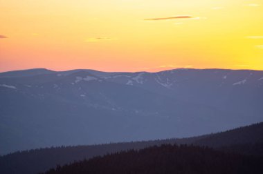 Alacakaranlıkta güzel turuncu gökyüzü Karpat dağlarında, akşam manzarasında