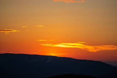 Alacakaranlıkta güzel turuncu gökyüzü Karpat dağlarında, akşam manzarasında