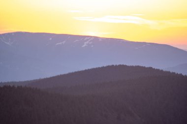 Alacakaranlıkta güzel turuncu gökyüzü Karpat dağlarında, akşam manzarasında