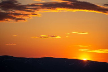 Alacakaranlıkta güzel turuncu gökyüzü Karpat dağlarında, akşam manzarasında