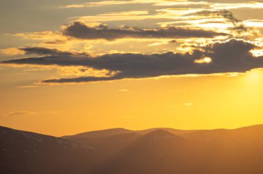 Alacakaranlıkta güzel turuncu gökyüzü Karpat dağlarında, akşam manzarasında
