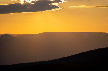 Alacakaranlıkta güzel turuncu gökyüzü Karpat dağlarında, akşam manzarasında