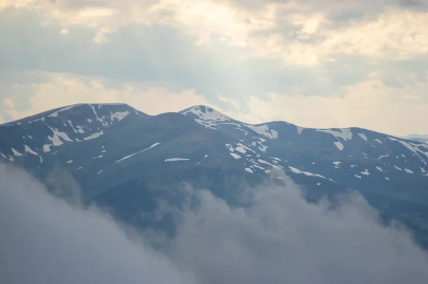 Mist Een Bergketen Karpaten Prachtig Landschap — Stockfoto