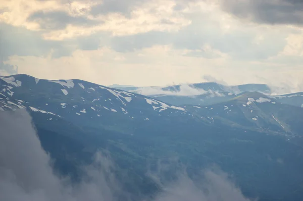 Mist Een Bergketen Karpaten Prachtig Landschap — Stockfoto