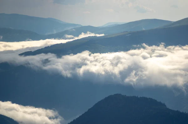 Nevoeiro Uma Cordilheira Nas Montanhas Dos Cárpatos Bela Paisagem — Fotografia de Stock