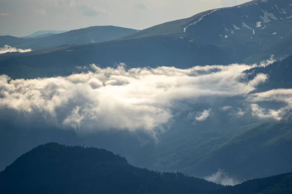 Niebla Una Cordillera Las Montañas Los Cárpatos Hermoso Paisaje — Foto de Stock