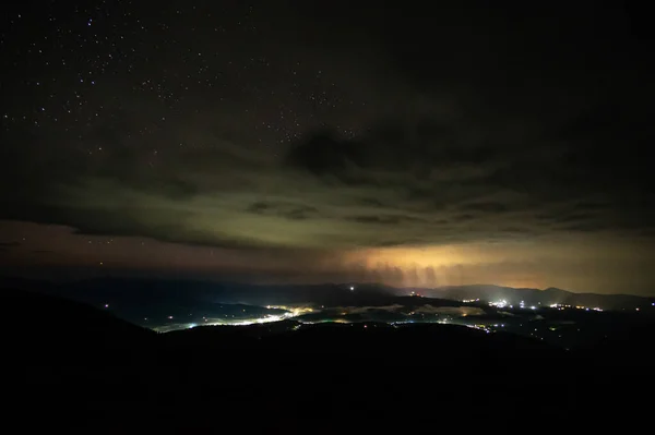 Sterrenhemel Met Regenwolken Mist Een Bergdorp Nachtlandschap — Stockfoto